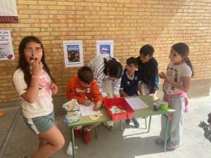 lumnado de cuarto organizando la Semana Cultural de Cine en el centro.
